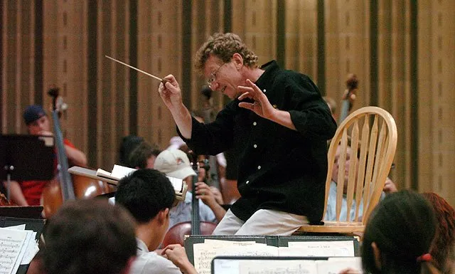 Николай Ульянов на репетиции с оркестром